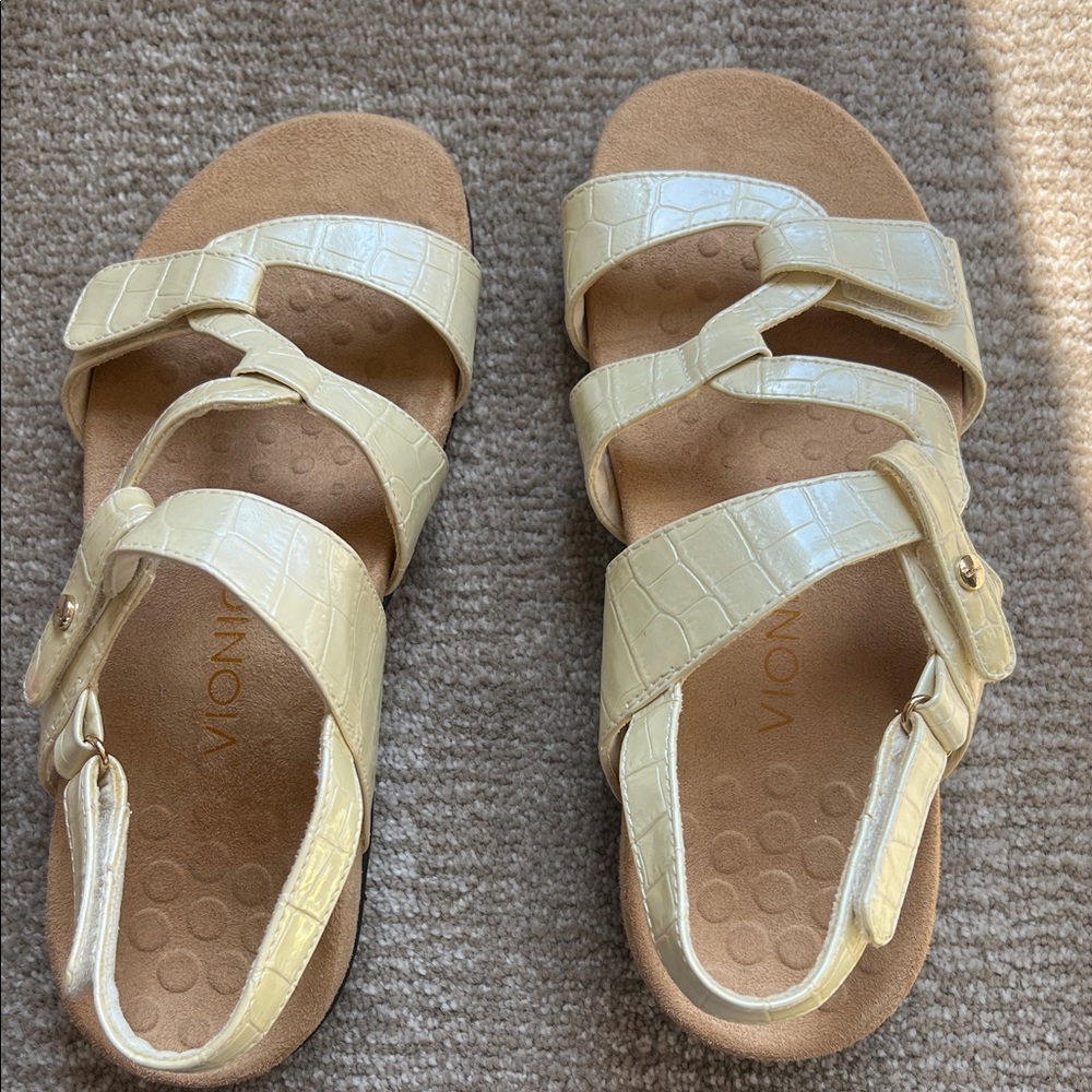 Vionic Women’s Cream Croc-Embossed Strappy Comfort Sandals